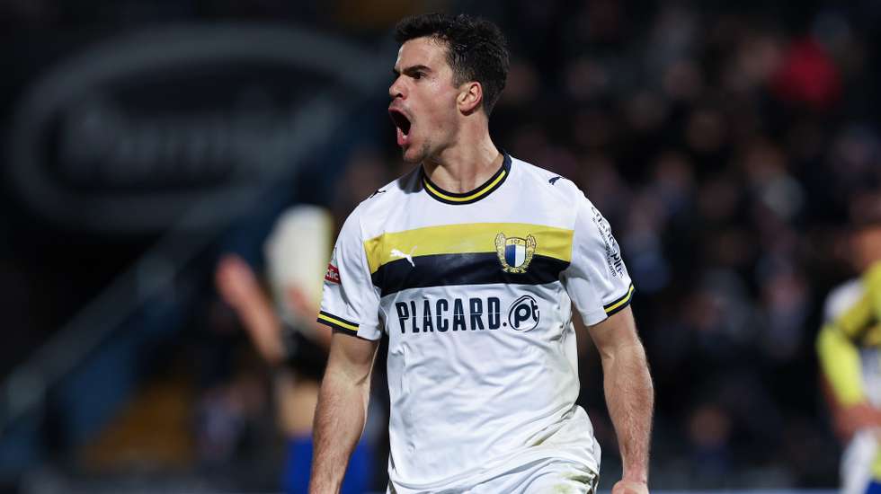 O jogador do Famalicão, Rodrigo Pinheiro, festeja um golo contra o Arouca durante o jogo da I Liga de futebol, realizado no estádio Municipal de Famalicão, 06 de março de 2026. ESTELA SILVA/LUSA