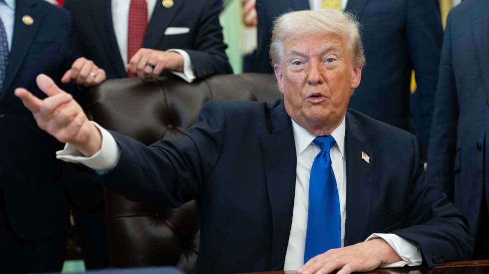 epa12925361 US President Donald J. Trump takes questions from the press during an executive order signing event in the Oval Office of the White House in Washington, DC, USA, 30 April 2026.  EPA/AARON SCHWARTZ / POOL
