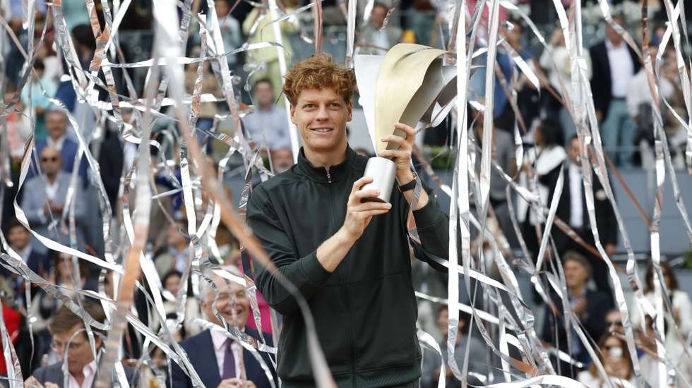 epa12930214 Jannik Sinner (L) of Italy celebrates with the trophy after winning the men's singles finals match against Alexander Zverev of Germany at the Madrid Open tennis tournament in Madrid, Spain, 03 May 2026.  EPA/CHEMA MOYA
