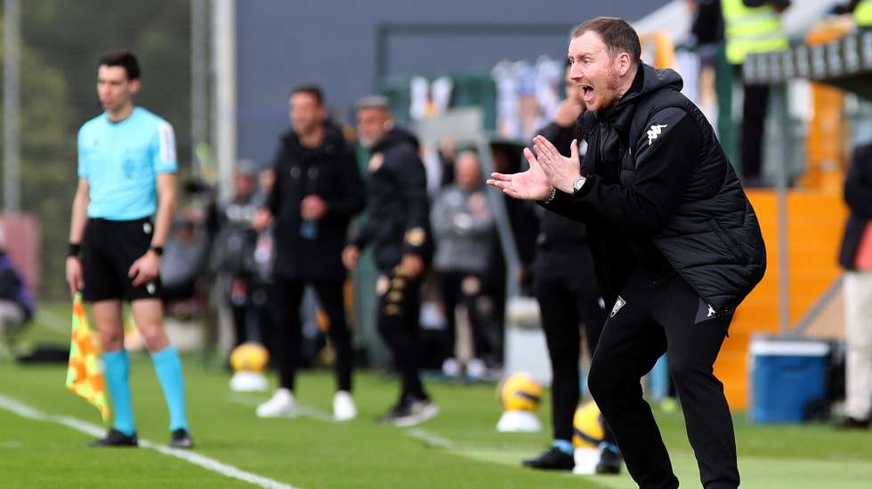 O treinador do Estoril Praia, Ian Cathro, durante o jogo da I Liga de futebol contra o Nacional, realizado no Estádio da Madeira, no Funchal, 15 de março de 2026. HOMEM DE GOUVEIA/LUSA