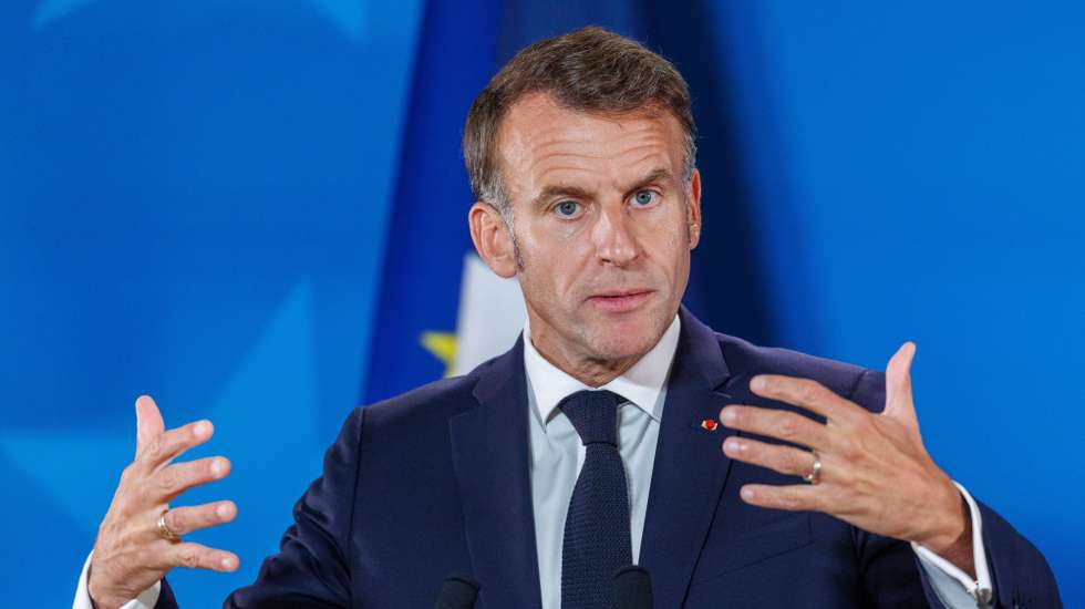 epa13049684 French President Emmanuel Macron addresses a press conference during a European Council summit in Brussels, Belgium, 19 June 2026. EU heads of state and government are meeting to discuss the European Union's next long-term budget for 2028–2034, competitiveness, defence financing, migration, and the situation in the Middle East.  EPA/OLIVIER MATTHYS