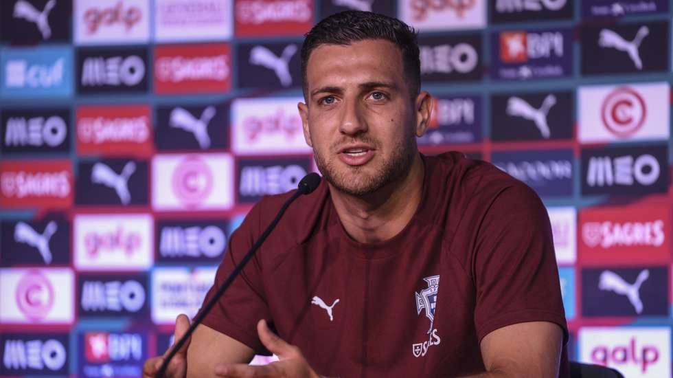 epa13051762 Portugal's national soccer team player Diogo Dalot attends a press conference, in Palm Beach, Florida, USA, 20 June 2026.  EPA/MIGUEL A. LOPES