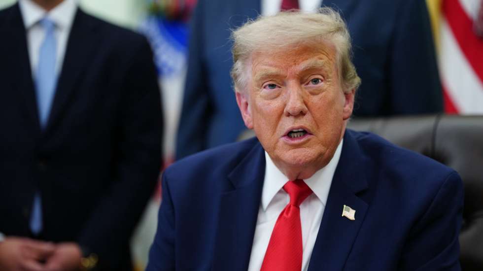 epa13140511 US President Donald J. Trump makes an announcement in the Oval Office of the White House in Washington, DC, USA, 29 July 2026. US President Trump announced a 22 billion US dollar modernization project to overhaul Washington Dulles International Airport.  EPA/AARON SCHWARTZ / POOL