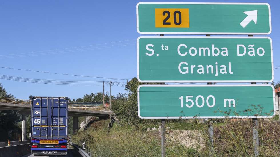 Viaturas circulam no IP3 entre Coimbra e Viseu, que vai sofrer uma intervenção agora programada a decorrer até 2027, com o início das obras em 2024 no troço entre Santa Comba Dão e Viseu, para diminuir o número de acidentes e vítimas, Coimbra, 4 de outubro de 2023. (ACOMPANHA TEXTO DE 14 DE OUTUBRO 2023) PAULO NOVAIS/LUSA