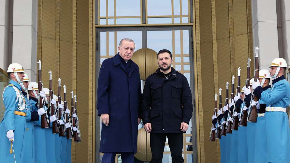 epa11904581 A handout photo made available by the Turkish Presidential Press Office shows Turkish President Recep Tayyip Erdogan (C-L) and Ukrainian President Volodymyr Zelensky (C-R) posing for a photograph during a welcome ceremony before their meeting at the Presidential Palace in Ankara, Turkey, 18 February 2025.  EPA/TURKISH PRESIDENTIAL PRESS OFFICE HANDOUT  HANDOUT EDITORIAL USE ONLY/NO SALES