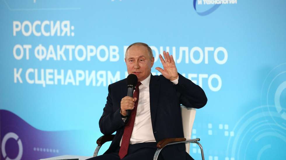 epa09440183 Russian President Vladimir Putin meets with students of the educational centre for children 'Ocean' in Vladivostok, Russia, 01 September 2021. The all-Russian children's center 'Ocean' is located on the shores of the Sea of Japan, 35 km from the city of Vladivostok, in the Emar Bay. One of the largest children's centres in Russia, which annually receives about 20 thousand children aged 6 to 18 years.  EPA/SERGEI BOBYLEV/SPUTNIK/KREMLIN / POOL