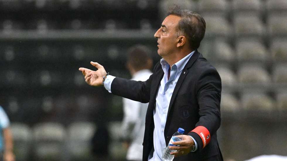 O treinador do Sporting de Braga, Carlos Carvalhal, dá indicações aos seus jogadores durante o jogo da 2ª jornada da Primeira Liga de futebol contra o Boavista, realizado no estádio do Bessa, no Porto, 18 de agosto de 2024. FERNANDO VELUDO/LUSA