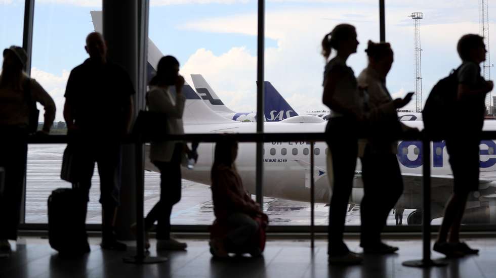 Homem viaja sem passaporte ou bilhete da Dinamarca para Los Angeles
