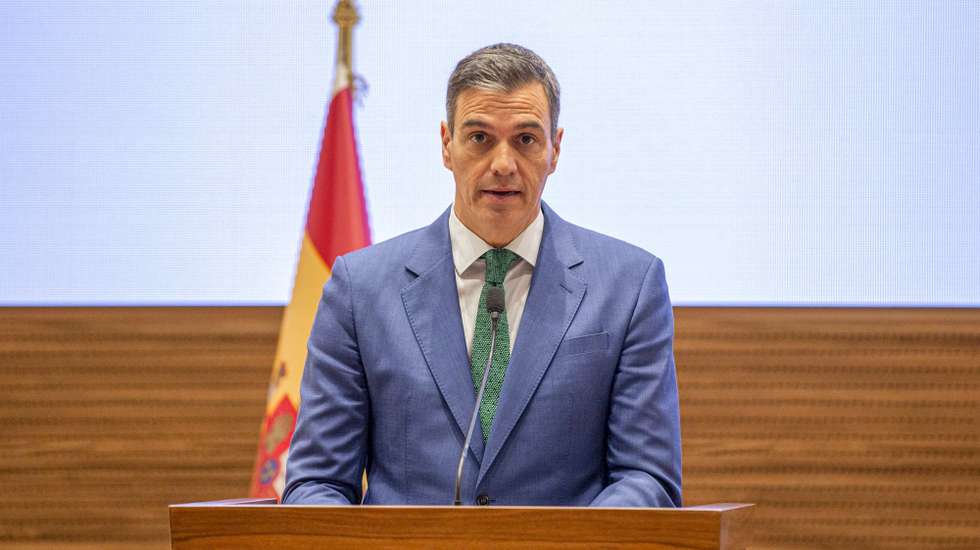 epa11257821 A handout photo made available by the Qatar News Agency shows Spain's Prime Minister Pedro Sanchez during a joint press conference with Qatar's prime minister and foreign minister in Doha, Qatar, 03 April 2024.  EPA/QATAR NEWS AGENCY / HANDOUT  HANDOUT EDITORIAL USE ONLY/NO SALES HANDOUT EDITORIAL USE ONLY/NO SALES