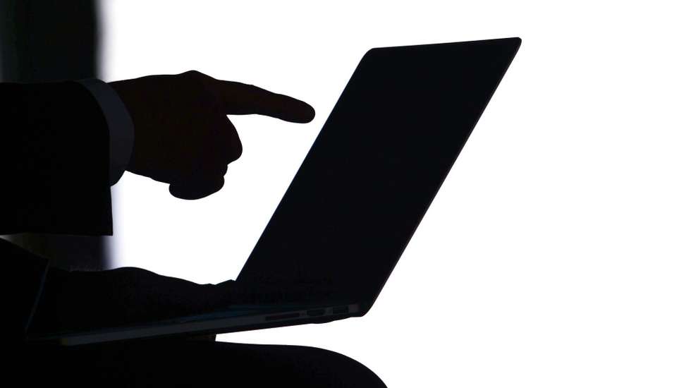 Um utilizador de internet em frente ao computador