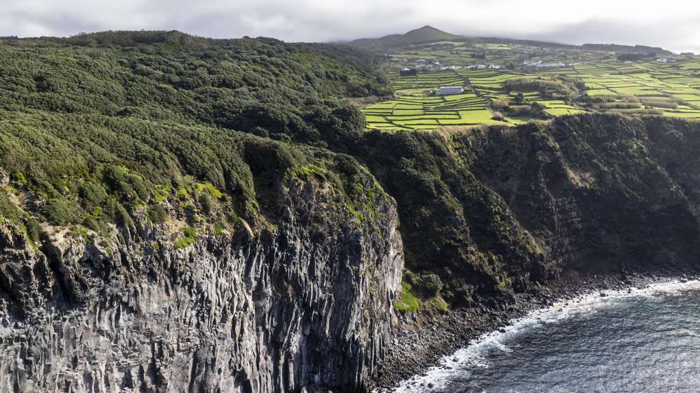 Um sismo com magnitude 4,5 foi sentido nas ilhas Terceira e São Jorge, ao início da manhã de hoje, informou o Centro de Informação e Vigilância Sismovulcânica dos Açores (CIVISA)., Açores, 14 de janeiro de 2024. Segundo a página do CIVISA na Internet, o abalo ocorreu às 07:19 locais (08:19 em Lisboa) e teve o epicentro a cerca de um quilómetro a nor-noroeste (NNW) da Serreta, ilha Terceira. ANTÓNIO ARAÚJO/LUSA