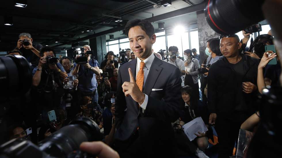 epaselect epa10628865 Move Forward Party's leader and prime ministerial candidate Pita Limjaroenrat poses for photos as a press conference after leading the vote count of the general elections at the party's headquarters in Bangkok, Thailand, 15 May 2023. Move Forward Party announced it will form a coalition government after leading the nationwide vote count in the general election over the allies of conservative and military-backed parties which took power since 2014.  EPA/NARONG SANGNAK