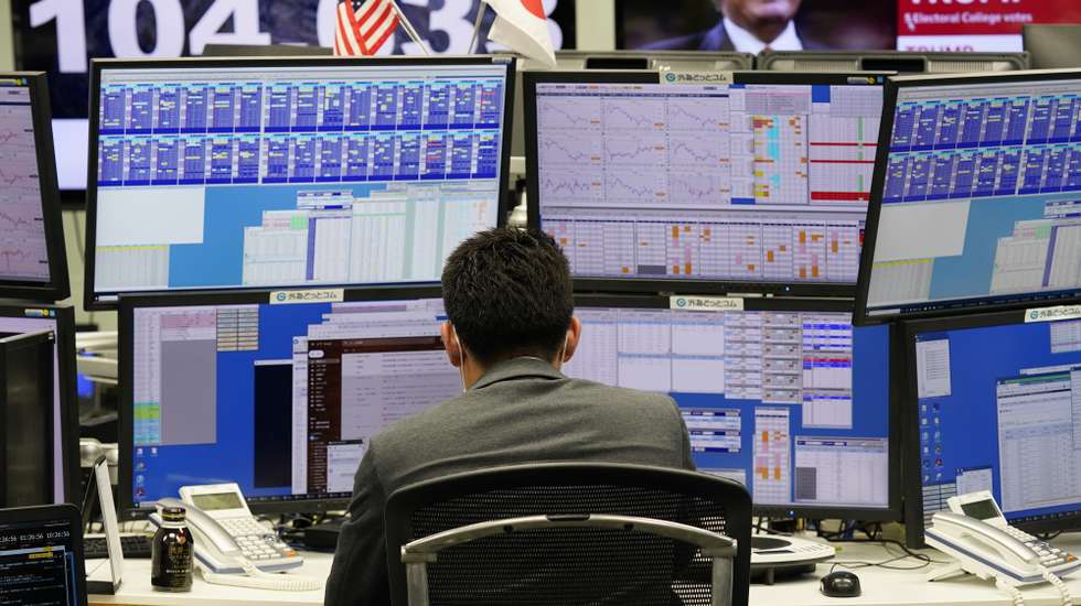 epa08797278 A money dealer is watching monitors in a morning trade of foreign currencies between Japanese yen and US dollar during the US presidential election vote count, in Tokyo, Japan, 04 November 2020.  EPA/KIMIMASA MAYAMA