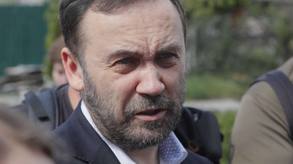 epa10150148 Ilya Ponomarev, a Russian opposition politician and former member of Russia's State Duma, who acts as an authorized signatory for the National Republican Army, speaks to the media in the city of Irpin, near Kyiv, Ukraine, 31 August 2022, amid the Russian invasion. The groups Russian Legion 'Freedom of Russia', Russian Volunteer Corps (RVC) and the National Republican Army (NRA) signed a 'declaration of cooperation' and coordination of actions between volunteer units that are fighting against the Russian army. Russian troops entered Ukraine on 24 February 2022 starting a conflict that has provoked destruction and a humanitarian crisis.  EPA/SERGEY DOLZHENKO