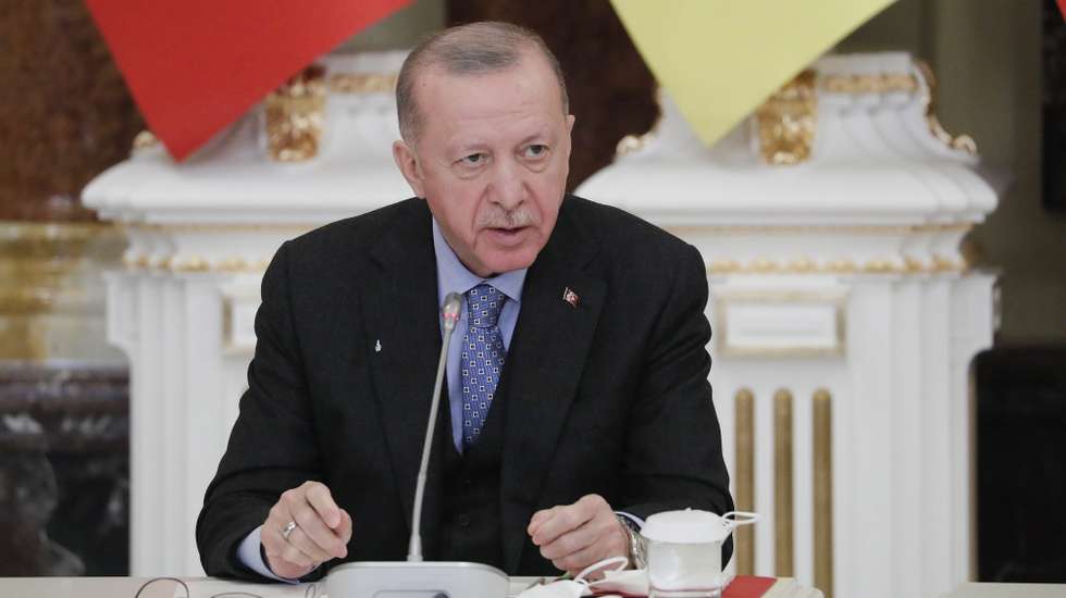epaselect epa09725397 Turkish President Recep Tayyip Erdogan speaks during a joint briefing with the Ukrainian President (not pictured) following their talks at the Mariinsky Palace in Kiev, Ukraine, 03 February 2022. The Turkish President arrived in Ukraine to meet with top Ukrainian officials amid escalation on the Ukraine-Russian border.  EPA/SERGEY DOLZHENKO