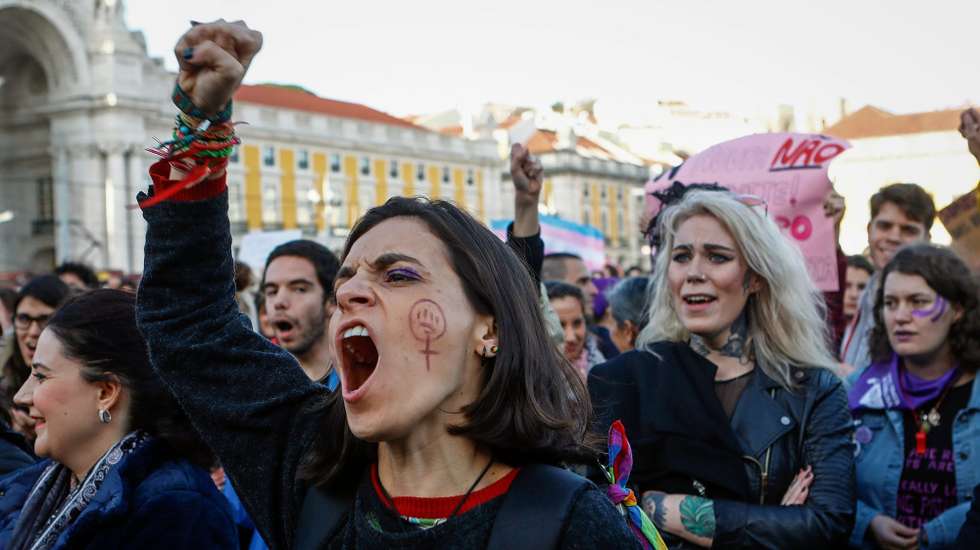Mulheres ainda ganham menos do que os homens e têm menos acesso ao poder