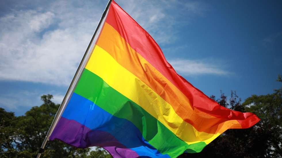 Bandeira LGBT na Pride Parade no Porto