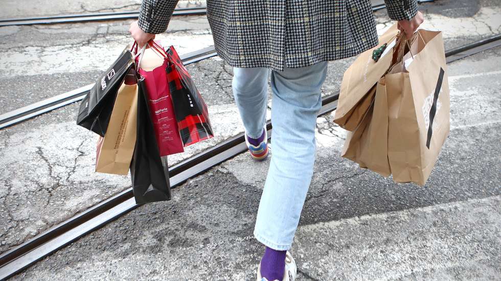 Um homem transporta as suas compras de Natal antes do recolher obrigatório do estado de emergência, no âmbito das medidas de contenção da covid-19, em Lisboa, 19 de dezembro de 2020. No fim-de-semana os estabelecimentos comerciais apenas podem funcionar entre as 08:00 e as 13:00 nos concelhos classificados como de risco “extremamente elevado” e “muito elevado”, medida imposta pelo estado de emergência que estará em vigor até às 23:59 de 23 de dezembro. ANTÓNIO PEDRO SANTOS/LUSA