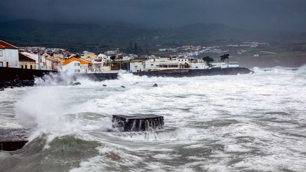 A depressão LOLA começou a afetar os grupos Ocidental e Central dos Açores, mas "o período mais crítico” é esperado na quinta-feira, informou o Instituto Português do Mar e da Atmosfera (IPMA), Ponta Delgada, Açores, 22 de abril de 2021. Num comunicado, a delegação dos Açores do IPMA adianta que a depressão deverá encontrar-se, na madrugada de quinta-feira, "centrada a cerca de 300 quilómetros a norte/nordeste do Corvo", prevendo-se "um aumento significativo da intensidade do vento, com rajadas entre 120 a 130 quilómetros por hora nos grupos Ocidental (Flores e Corvo) e Central (Terceira, Pico, São Jorge, Graciosa e Faial) e até 100 quilómetros por hora no grupo Oriental (São Miguel e Santa Maria). EDUARDO COSTA /LUSA