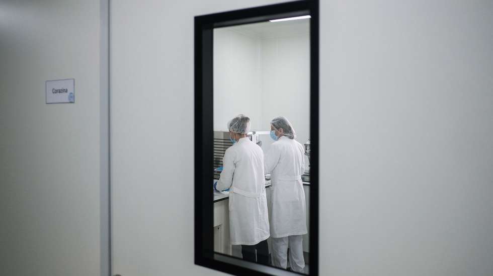 Técnicas de farmácia trabalham no Laboratório Nacional do Medicamento, em Lisboa, 31 de março de 2022. Enquanto laboratório do Estado, contribui para o desenvolvimento da investigação e produção de medicamentos. No plano militar e operacional, tem a missão específica de apoio às Forças Armadas. (ACOMPANHA TEXTO DO DIA 02 DE ABRIL 2022) MÁRIO CRUZ/LUSA