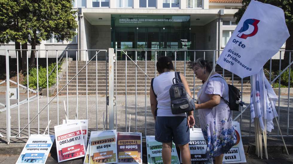 Concentração de professores, educadores e investigadores, convocada pelo Sindicato dos Professores do Norte (SPN), "em defesa dos direitos laborais, da qualidade do trabalho e da escola pública", junto à Delegação Norte da Direção-Geral dos Estabelecimentos Escolares (DGEstE), no Porto, 20 de setembro de 2022. JOSÉ COELHO/LUSA