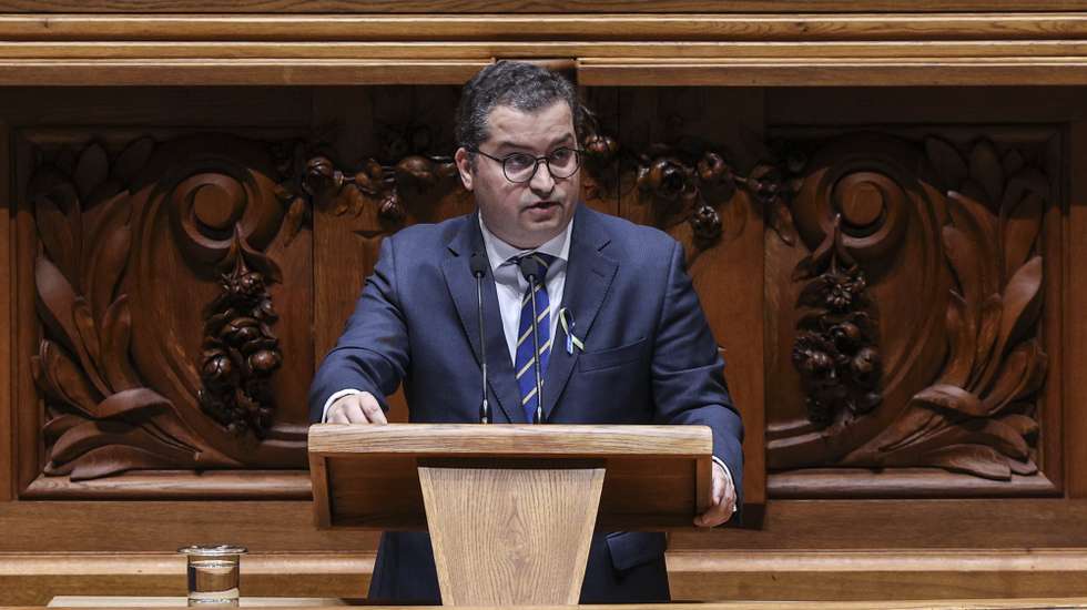 O deputado do PSD, Joaquim Miranda Sarmento intervém no debate parlamentar sobre a situação na Ucrânia, esta manhã na Assembleia da República em Lisboa, 24 de fevereiro de 2023. MIGUEL A. LOPES/LUSA