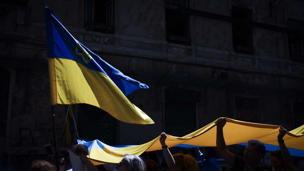 Cidadãos ucranianos concentrados perto do Clube Estefânia, onde hoje foi organizado um evento pró-Putin, após um comício em apoio à resolução da Verkhovna Rada da Ucrânia "Sobre o uso da ideologia do racismo pelo regime político da Federação Russa, frente à Embaixada da Rússia, em Lisboa, 07 de maio de 2023. JOSÉ SENA GOULÃO/LUSA