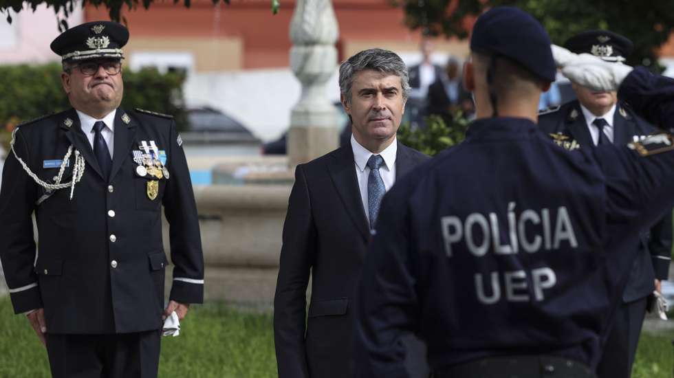 O ministro da Administração Interna, José Luís Carneiro (C), na cerimónia de tomada de posse dos Diretores Nacionais Adjuntos e do Inspetor Nacional, na Direção Nacional da PSP, Lisboa, 22 de setembro de 2023. Tomam posse o Superintendente-chefe Paulo Manuel Pereira Lucas como Diretor Nacional Adjunto da Unidade Orgânica de Operações e Segurança; a Superintendente-chefe Paula Cristina da Graça Peneda como Diretora Nacional Adjunta da Unidade Orgânica de Recursos Humanos; o Superintendente-chefe José Carlos Bastos Leitão como Diretor Nacional Adjunto da Unidade Orgânica de Logística e Finanças; e o Superintendente-chefe Paulo Jorge de Almeida Pereira como Inspetor Nacional.  MIGUEL A. LOPES/LUSA