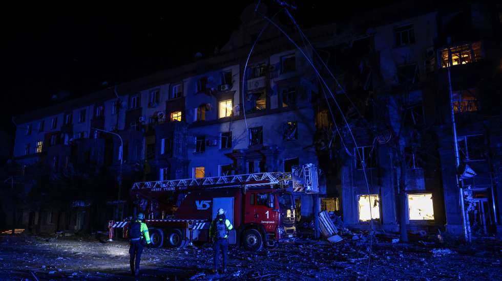 epa10924954 Rescue services attend to the scene of a residential building hit by a missile strike in, Zaporizhia, Ukraine, 18 October 2023. Two people were killed and three injured after Russia attacked Zaporizhzhia with missiles overnight, the Interior Ministry reported.  EPA/Kateryna Klochko