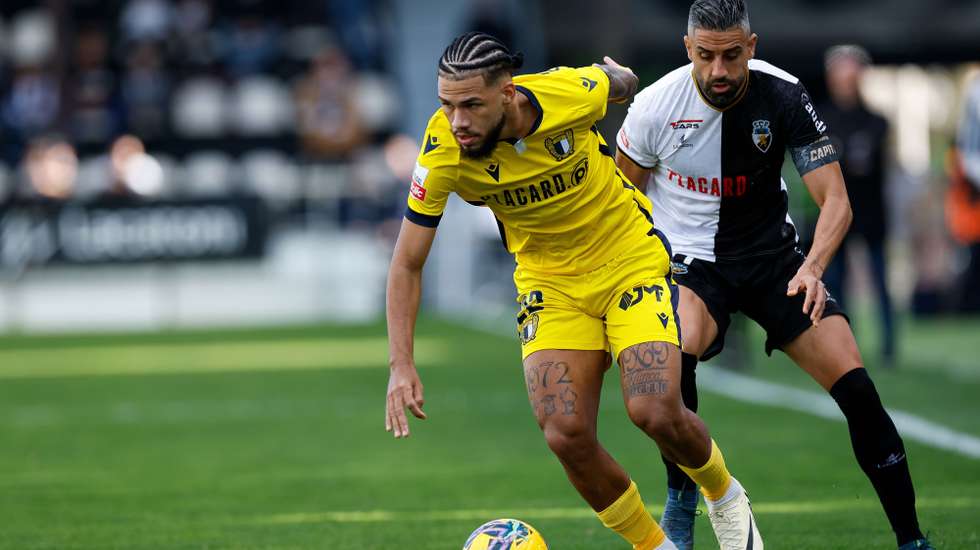 O jogador do Farense, Marco Matias (D), disputa a bola com Nathan Santos do Famalição durante o jogo a contar para a I Liga de Portugal realizado no Estádio de São Luis em Faro, 10 de fevereiro de 2024. LUÍS FORRA/LUSA