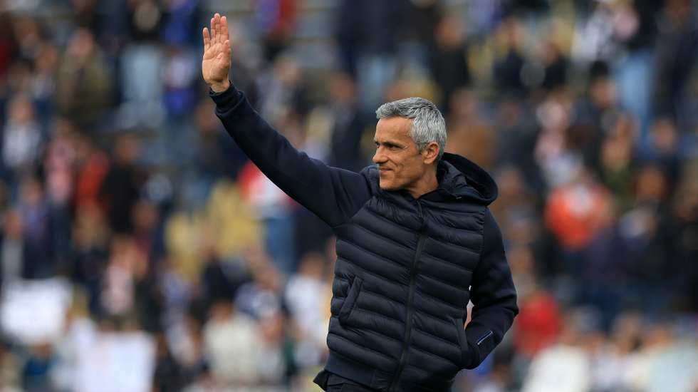 O treinador do Famalicão, Armando Evangelista, agradece aos adeptos no final do jogo 28.ª jornada da I Liga de futebol contra o Vizela, disputado no estádio Municipal de Famalicão, 06 de abril de 2024. ESTELA SILVA/LUSA