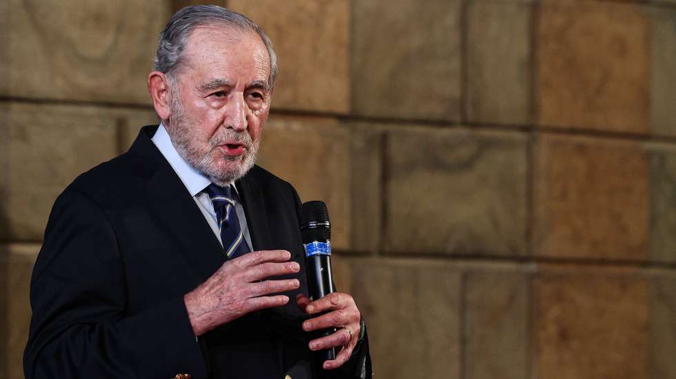 O antigo Presidente da República António Ramalho Eanes usa da palavra durante a aula-debate com jovens do ensino secundário e universitário sobre o 25 de Abril no Antigo Picadeiro Real, Museu dos Coches em Lisboa, 26 de abril de 2024. TIAGO PETINGA/LUSA