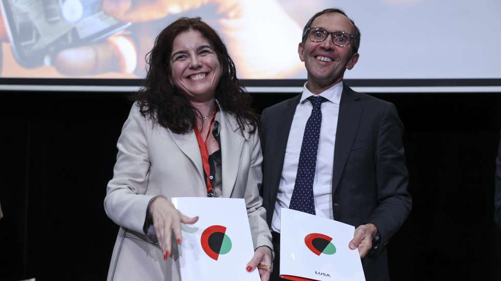 O presidente da LUSA, Joaquim Carreira, acompanhado pela presidente da API (Associação Portuguesa de Imprensa), Cláudia Maia, no encontro do Dia Nacional da Imprensa 2024 que decorreu no Museu do Fado em Lisboa, 17 de maio de 2024. MIGUEL A. LOPES/LUSA