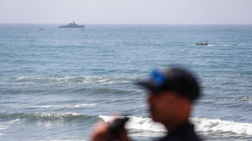 Continuam as operações de busca do naufrágio da embarcação de pesca que naufragou ontem ao largo de São Pedro de Moel, Marinha Grande, Leiria, 4 julho 2024. Na quarta-feira, pelas 04:33, foi dado o alerta para o naufrágio da embarcação de pesca “Virgem Dolorosa” para o comando local da Polícia Marítima da Nazaré. Dos 17 tripulantes, 11 foram resgatados. Registaram-se três mortes e há ainda três desaparecidos, naturais da praia da Leirosa, na Figueira da Foz (Coimbra). PAULO CUNHA/LUSA