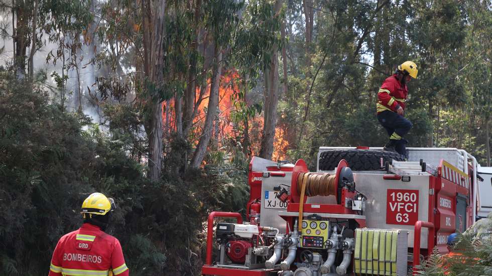 Bombeiros de Câmara de Lobos combatem incêndio na Estrada Nova do Castelejo, na freguesia do Estreito de Câmara de Lobos, em Câmara de Lobos, 18 de agosto de 2024, HOMEM DE GOUVEIA/LUSA