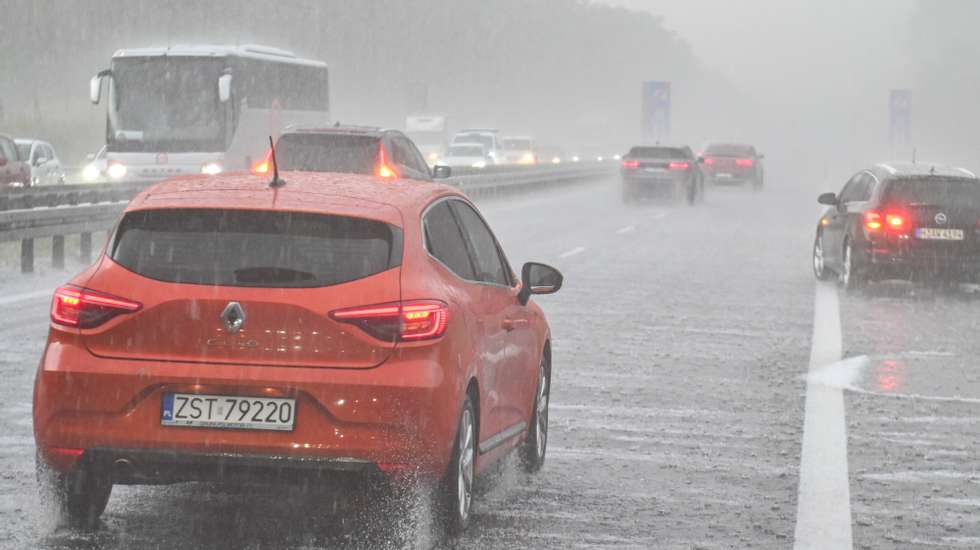 epa11356259 Cars drive through street during hailstorm and heavy rain in Szczecin, northwestern Poland, 20 May 2024. Temperatures in Szczecin were reported at plus 15 degrees Celsius.  EPA/Marcin Bielecki POLAND OUT