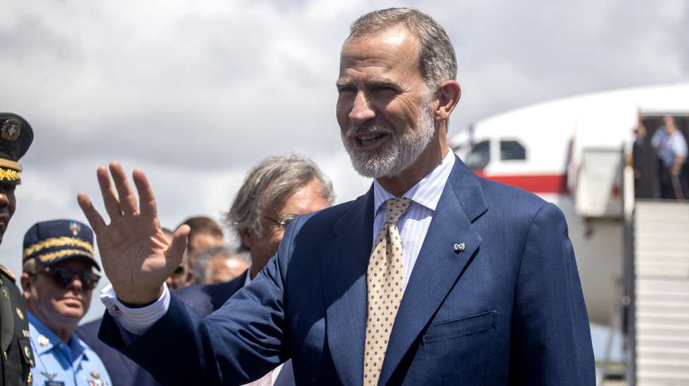 epa11550674 Spain's King Felipe VI (R) waves upon his arrival at Las Americas Airport, in Santo Domingo, Dominican Republic, 15 August 2024. King Felipe is in the Dominican Republic to attend the inauguration ceremony of President Luis Abinader for a second term on 16 August.  EPA/ERIKA SANTELICES