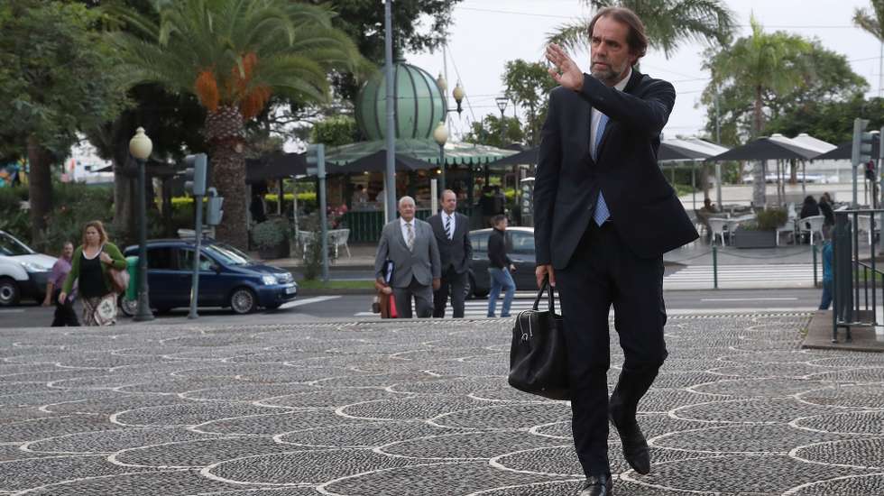 Miguel Albuquerque, presidente do Governo Regional da Madeira à chegada para o debate do Orçamento Regional para 2025 e Plano de Investimentos (PIDDAR), na Assembleia Legislativa da Madeira, no Funchal, 9 de dezembro de 2024, HOMEM DE GOUVEIA/LUSA