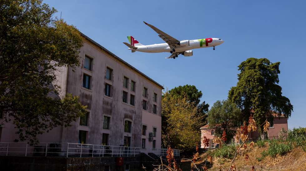 Um avião sobrevoa o Centro das Taipas, em Alvalade, Lisboa, 17 de setembro de 2024. O tráfego aéreo sobre a cidade de Lisboa está cada vez mais intenso, havendo cada vez mais queixas em relação à poluição visual e sonora assim como em relação à frequência de voos noturnos. (ACOMPANHA TEXTO DA LUSA DO DIA 28 DE SETEMBRO DE 2024). JOSÉ SENA GOULÃO/LUSA