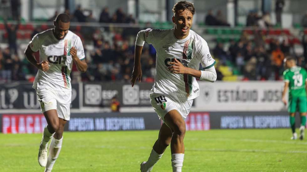 O jogador do Estrela da Amadora, Tiago Gabriel, festeja após marcar um golo contra o Rio Ave durante o jogo da 15.ª jornada da I Liga de futebol, disputado no Estádio José Gomes, Amadora, 23 de dezembro de 2024. TIAGO PETINGA/LUSA