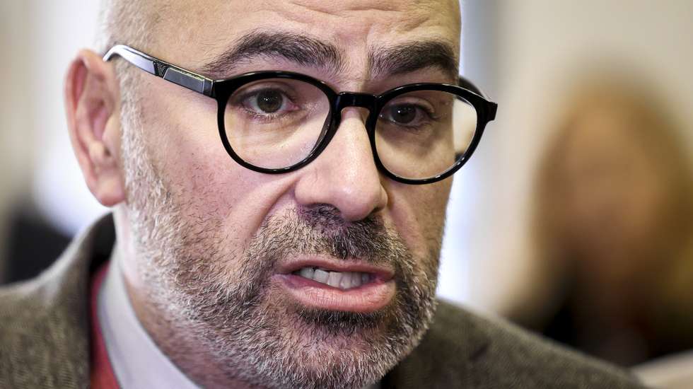 O ministro das Infraestruturas e Habitação, Miguel Pinto Luz, durante a assinatura do protocolo de cooperação com a Câmara Municipal de Lisboa a propósito do Projeto Piloto de Logística Urbana de Lisboa com o objetivo de compatibilizar o tráfego de mercadorias e a sustentabilidade ambiental nas zonas urbanas e, ao mesmo tempo, contribuir para a transformação das cidades em cidades inteligentes, promovendo a eficácia da logística do transporte urbano de mercadorias e das entregas de último quilómetro com emissões nulas, em Lisboa, 19 de dezembro de 2024. FILIPE AMORIM/LUSA