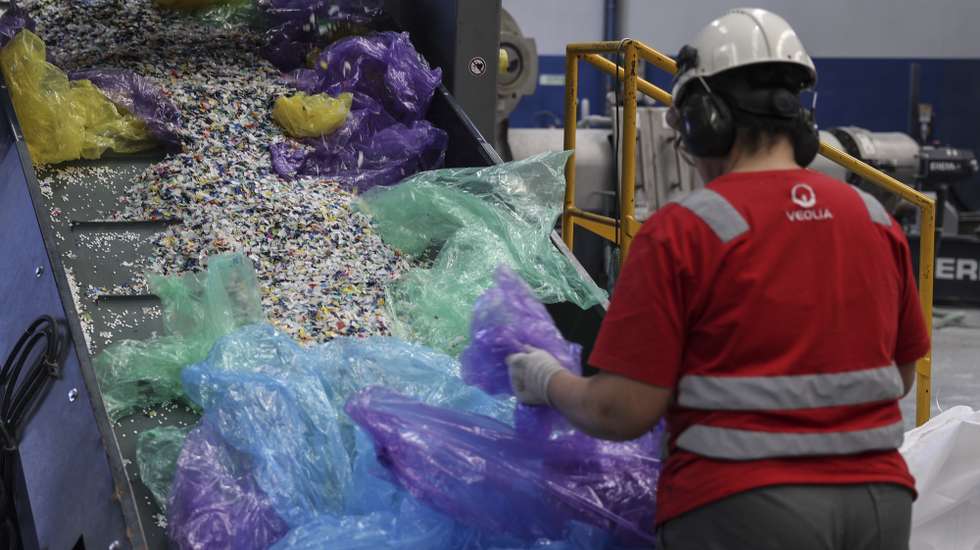 Uma funcionária faz a seleção de plásticos para reciclagem na empresa “Micronipol Becomes Veolia” em Freixianda, durante o Electrão Open Day sobre o tratamento de resíduos para reciclagem, embalagens, pilhas ou equipamentos elétricos usados, em Ourém, 14 de março de 2025. (ACOMPANHA TEXTO DA LUSA DO DIA 15 DE MARÇO DE 2025). MIGUEL A. LOPES/LUSA