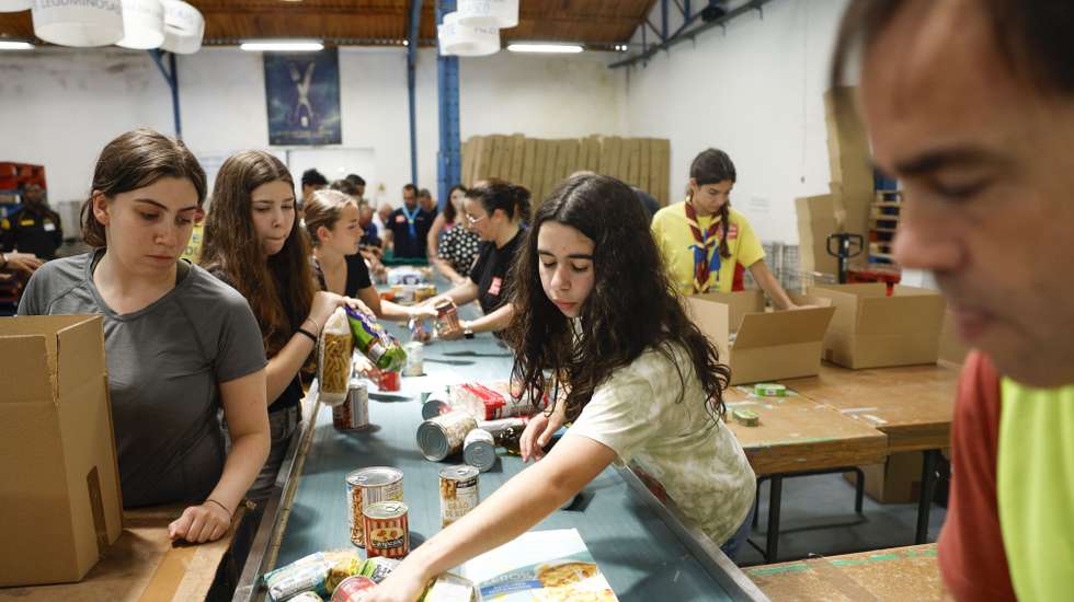 Voluntários separam os bens alimentares durante o início da campanha do Banco Alimentar Contra a Fome, em Lisboa, 31 de maio de 2025. Com o mote “A sua ajuda tem um nome: o nome de quem a vai receber”, a campanha apela ao contributo de todos os portugueses, que vão poder doar alimentos em mais de 2.000 superfícies comerciais espalhadas por todo o país. ANTÓNIO PEDRO SANTOS/LUSA