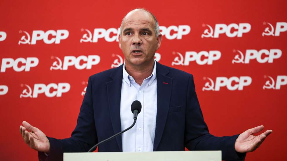 O secretário-geral do Partido Comunista  Português, Paulo Raimundo, intervém durante a conferência de imprensa para apresentação das principais conclusões da reunião do Comité Central do PCP, onde foi analisada a situação política e social, os resultados das eleições Legislativas e a ação e iniciativa política do partido, em Lisboa, 20 de maio  e 2025. ANTÓNIO COTRIM/LUSA