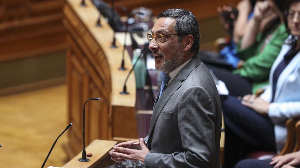 O deputado do Partido Socialista (PS), António Mendonça Mendes, intervém na sessão plenária de apresentação do Programa do XXV Governo Constitucional, na Assembleia da República, em Lisboa, 17 de junho de 2025. MIGUEL A. LOPES/LUSA