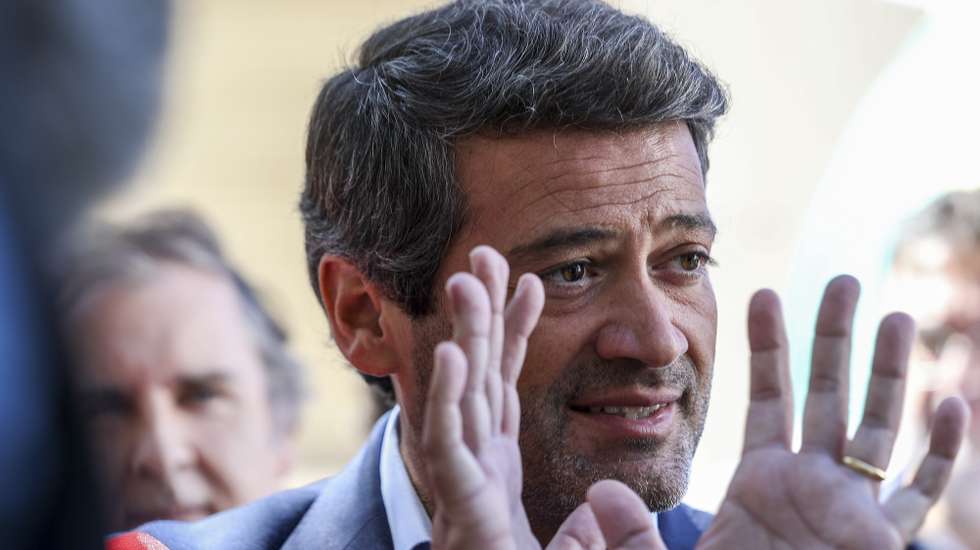 O líder do Chega, André Ventura, fala aos jornalistas durante uma visita ao Bairro Portas de Benfica, para conhecer um problema de urbanismo/habitação, junto ao mercado de Benfica em Lisboa, 21 de julho de 2025. TIAGO PETINGA/LUSA