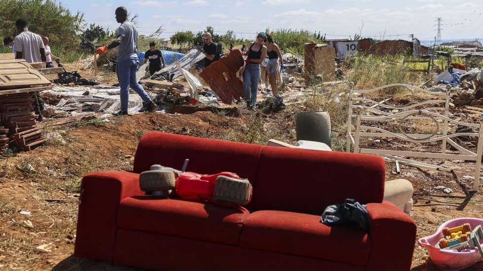 Os moradores do bairro e a Vida Justa realizaram uma jornada de trabalho e limpeza do entulho resultante da demolição pela Câmara Municipal de Loures de mais de 60 habitações precárias ilegais construídas pelos moradores no bairro do Talude em Loures, 19 de julho de 2025. TIAGO PETINGA/LUSA