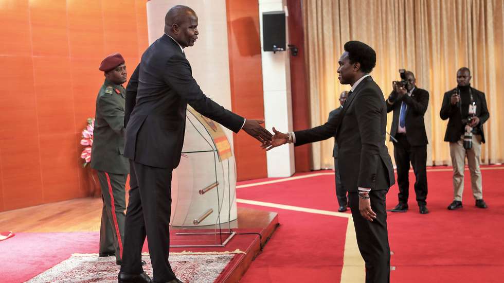 O Presidente de Moçambique, Daniel Chapo (2-E), cumprimenta o ex-candidato presidencial, Venâncio Mondlane (C), no final da cerimónia da tomada de posse dos novos membros do Conselho de Estado, em Maputo, Moçambique, 01 de setembro de 2025. O Presidente moçambicano apelidou hoje de "equipa de sonho" a nova composição do Conselho do Estado, que passou a incluir, entre outros, o ex-candidato presidencial Venâncio Mondlane, após a cerimónia de posse, em Maputo. LUÍSA NHANTUMBO/LUSA