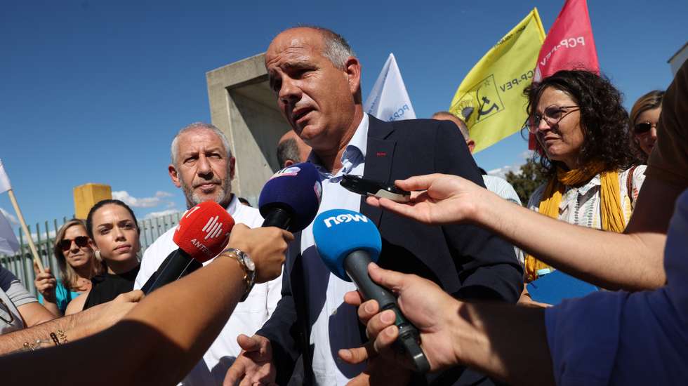 O secretário-geral do Partido Comunista Português (PCP), Paulo Raimundo, acompanhado do atual autarca e candidato da Coligação Democrática Unitária (CDU) à Câmara Municipal de Viana do Alentejo, Luís Duarte (C-E),  fala aos jornalistas após uma visita à Escola Básica e Secundária Dr. Isidoro de Sousa, no âmbito da campanha para as próximas eleições autárquicas do dia 12 de outubro, Viana do Alentejo, 01 de outubro de 2025. NUNO VEIGA/LUSA