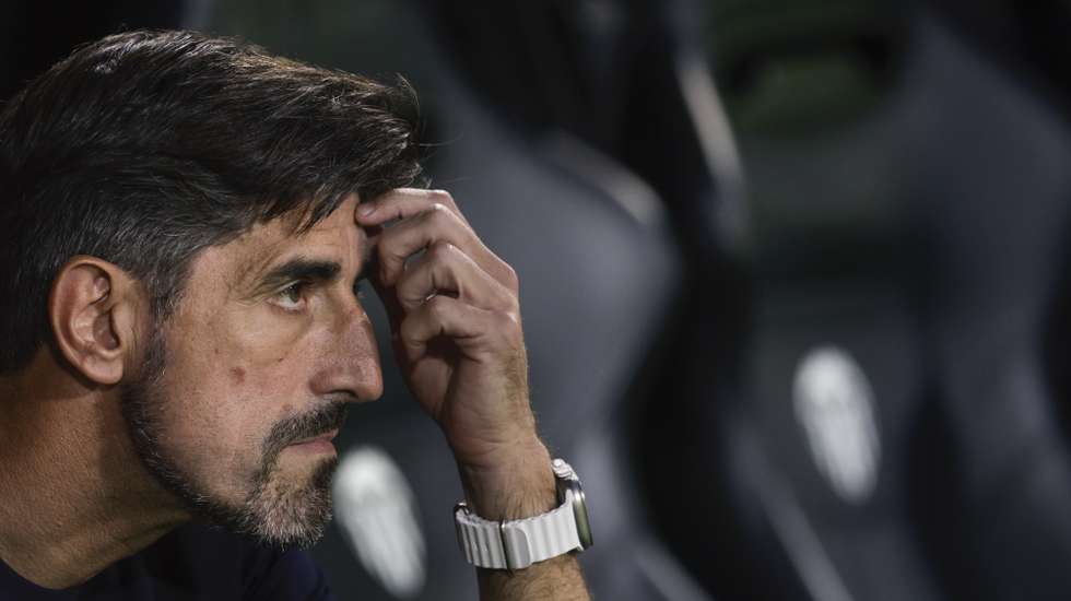 epa12417826 Oviedo's head coach Veljko Paunovic sits on the bench during the Spanish LaLiga soccer match between FC Valencia and Real Oviedo, in Valencia, Spain, 30 September 2025.  EPA/Kai Forsterling